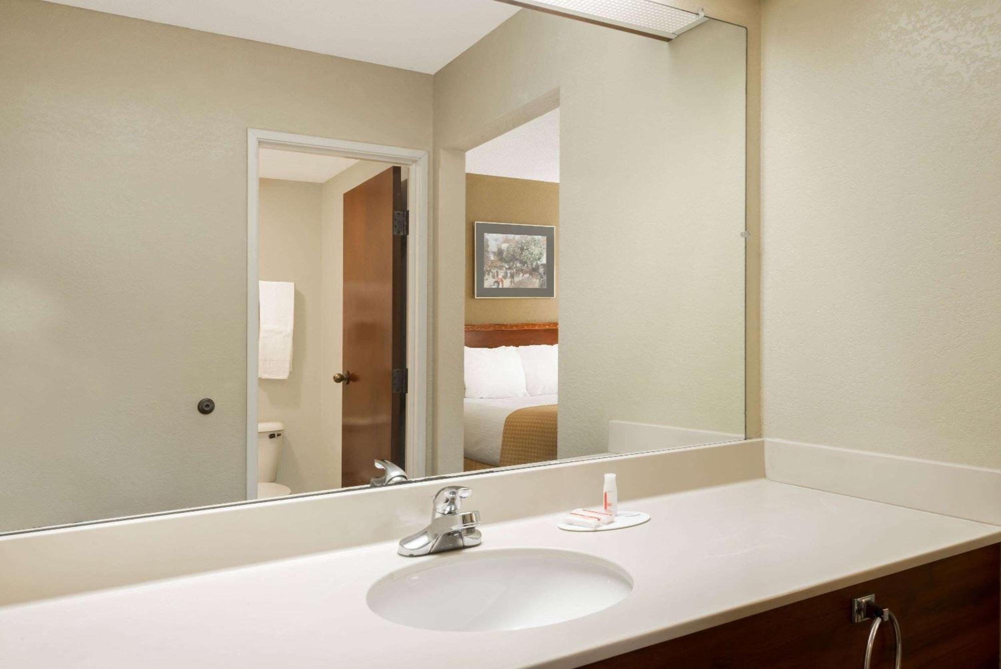 Days Inn By Wyndham Norton Buitenkant foto