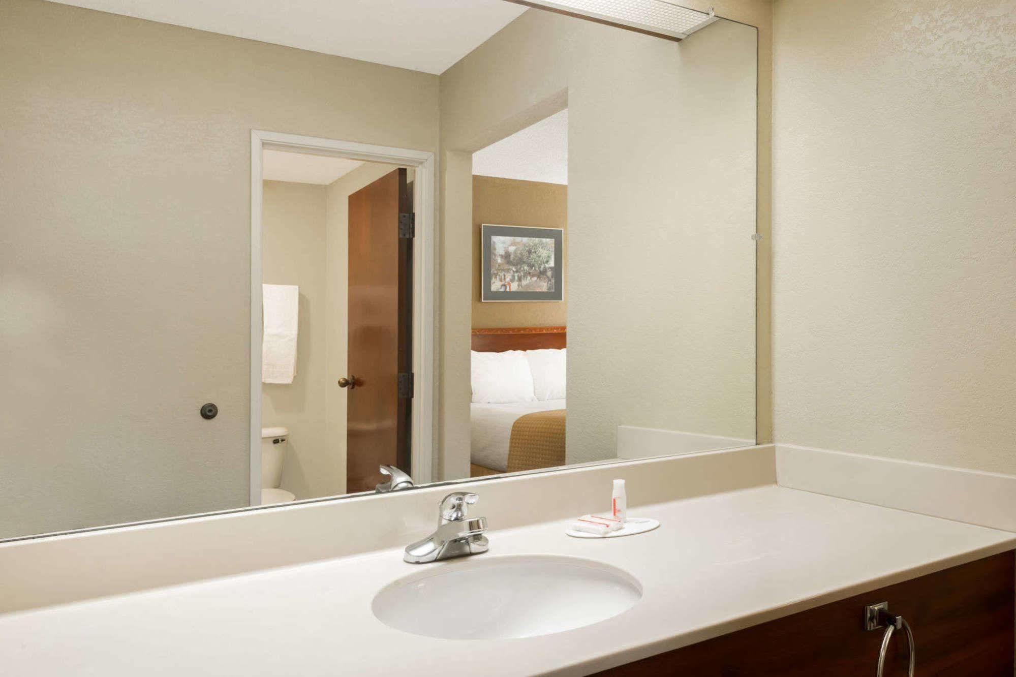 Days Inn By Wyndham Norton Buitenkant foto
